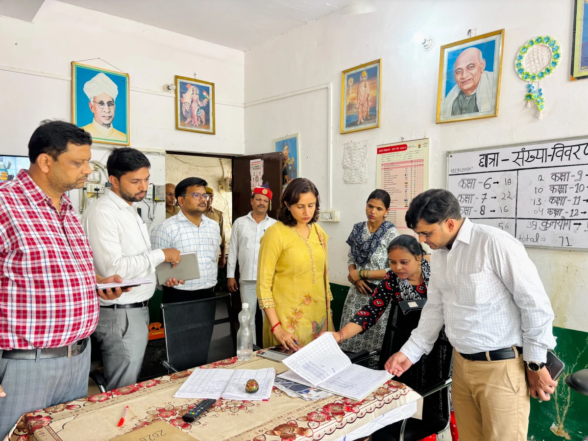 फर्रुखाबाद: डीएम के औचक निरीक्षण से स्कूलों में हड़कंप, शिक्षा की खुली पोल