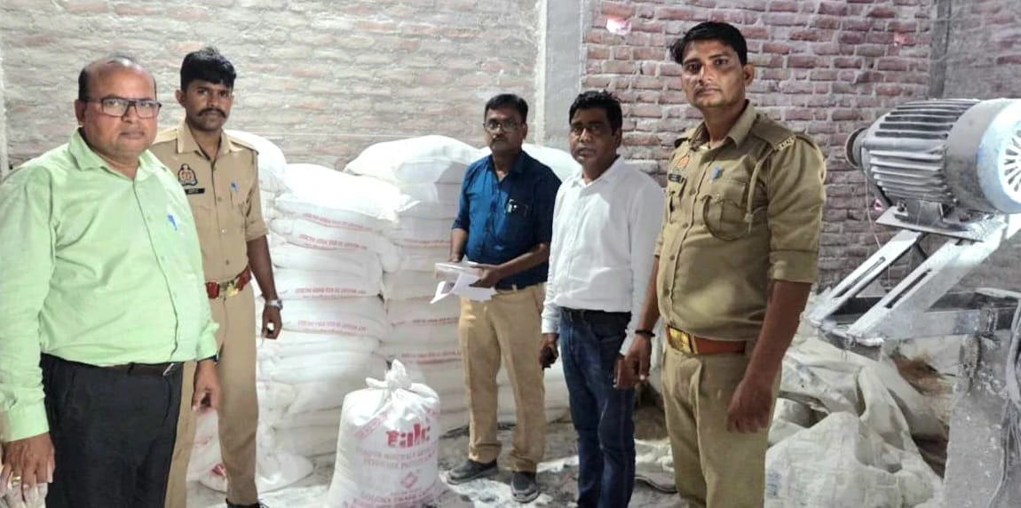 Mainpuri News :  आपकी रोटी में टेलकम पाउडर? मैनपुरी में 2150 किलो मिलावटी पाउडर के साथ अवैध आटा निर्माण इकाई सील