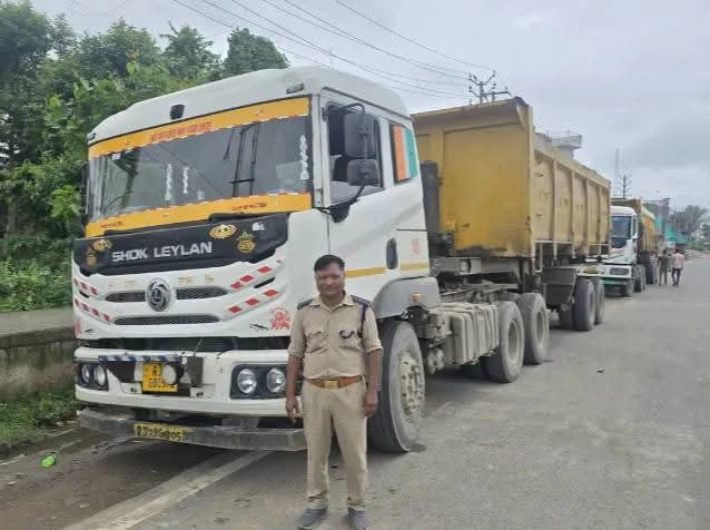 ओवरलोडिंग, टैक्स चोरी और अवैध संचालन पर परिवहन विभाग की बड़ी कार्रवाई, कई वाहन सीज