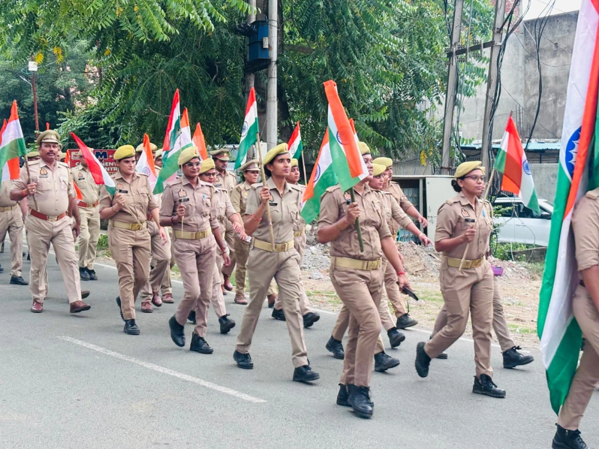 फतेहगढ़ में पुलिस की तिरंगा यात्रा: हर घर तिरंगा अभियान का भव्य आगाज