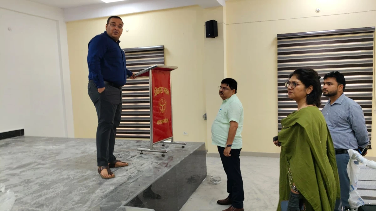 Kasganj news जिलाधिकारी प्रणय सिंह ने विकास भवन के विवेकानन्द सभागार का किया औचक निरीक्षण।