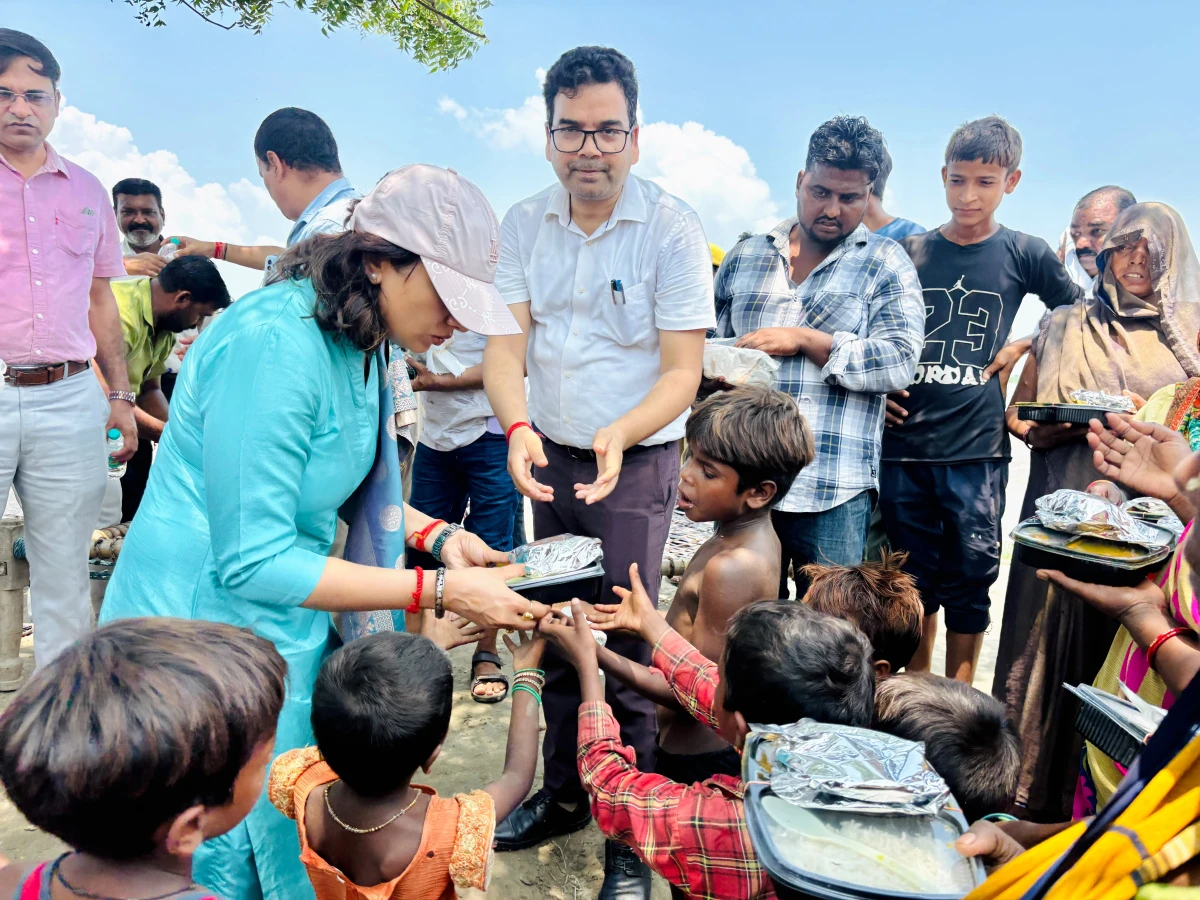 फर्रुखाबाद बाढ़: डीएम डॉ. अंकुर लाठर ने लिया जायजा, पीड़ितों को पक्का घर देने का वादा