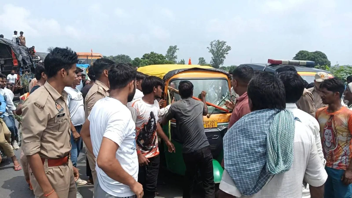 ई-बाइक की टक्कर से ग्रामीण की मौत, परिजनों ने टेंपो में की तोड़फोड़