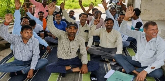 कायमगंज: बिजली संविदा कर्मियों का प्रदर्शन, बहाली और 8 घंटे ड्यूटी की मांग