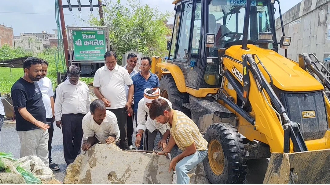 जलभराव की समस्या पर ईओ राजकुमार चौधरी ने दिखाई तत्परता, छुट्टी के दिन भी मैदान में उतरी पालिका टीम