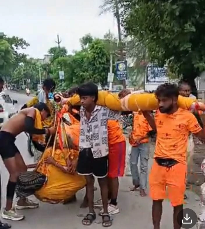 95 साल की दादी को कांवड़ में बैठाकर 80 किमी पैदल निकला पोता, बोला- मन्नत पूरी हुई तो दादी को कराऊंगा गंगाजल से अभिषेक