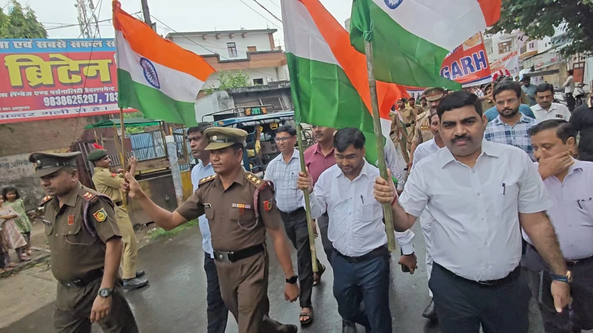 फर्रुखाबाद में हर घर तिरंगा अभियान: 300 महिला समूहों की विशाल तिरंगा यात्रा