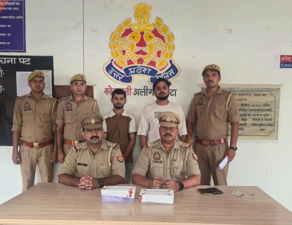 एटा में गल्ला आढ़त से हुई चोरी का खुलासा, दो आरोपी गिरफ्तार, रुपये बरामद
