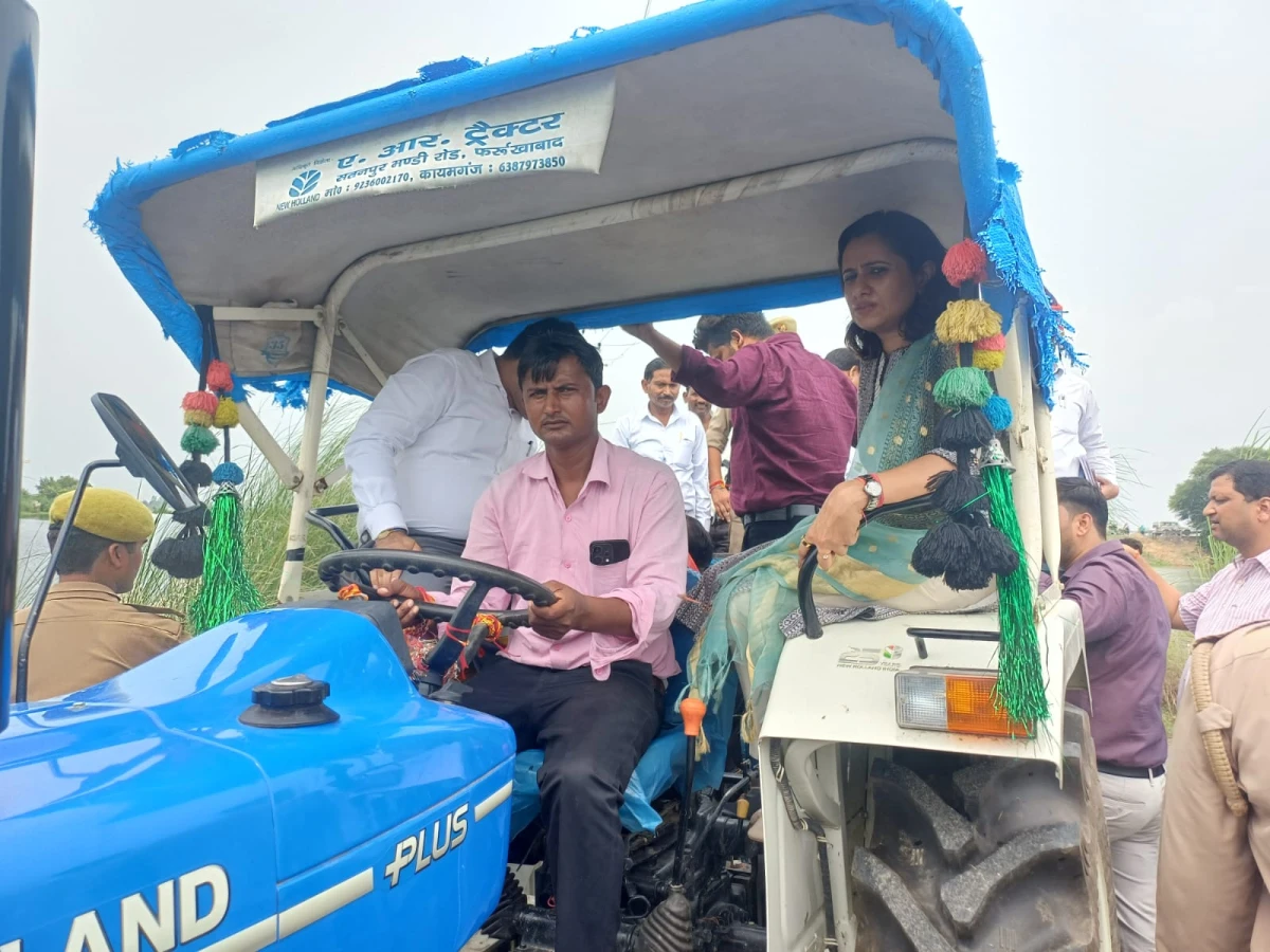 फर्रुखाबाद में बाढ़ का कहर: ट्रैक्टर से गांव पहुंचीं जिलाधिकारी, सुनी समस्याएं