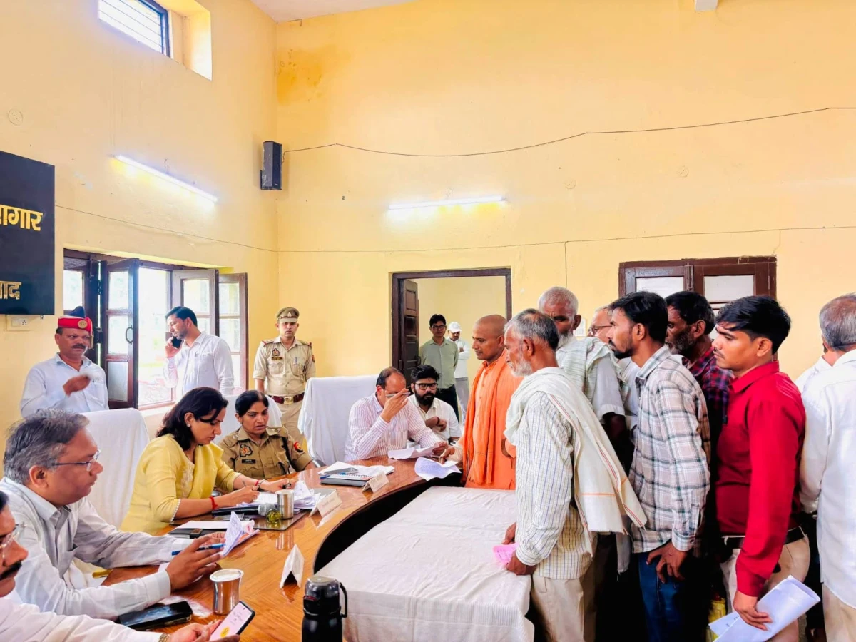 तहसील समाधान दिवस में गूंजीं फरियादें, डीएम ने अफसरों को दिखाई सख्ती