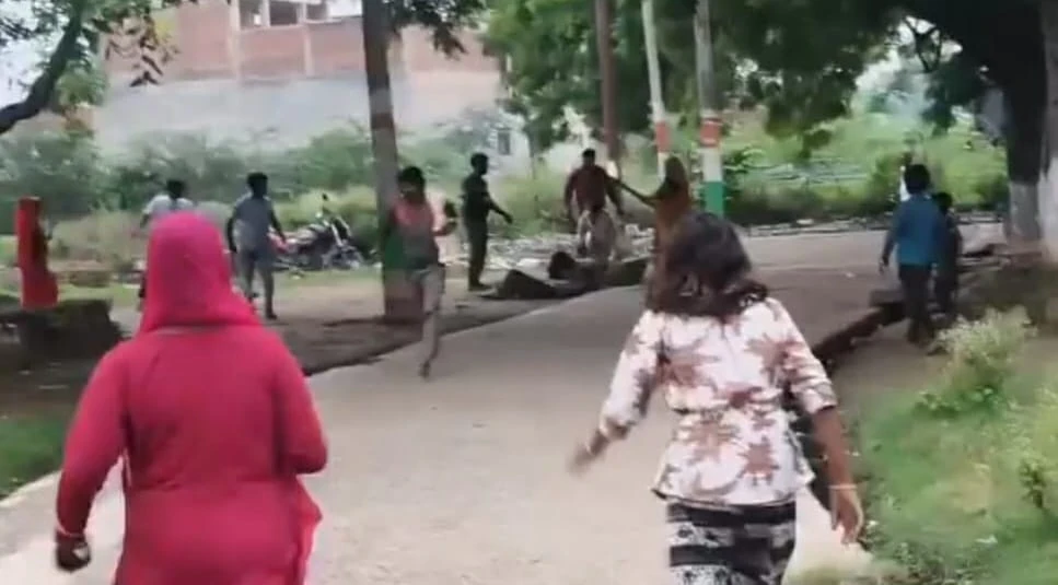 मंदिर में नोकझोंक के बाद दो गुटों में खूनी संघर्ष, गोली लगने से मासूम बच्ची घायल