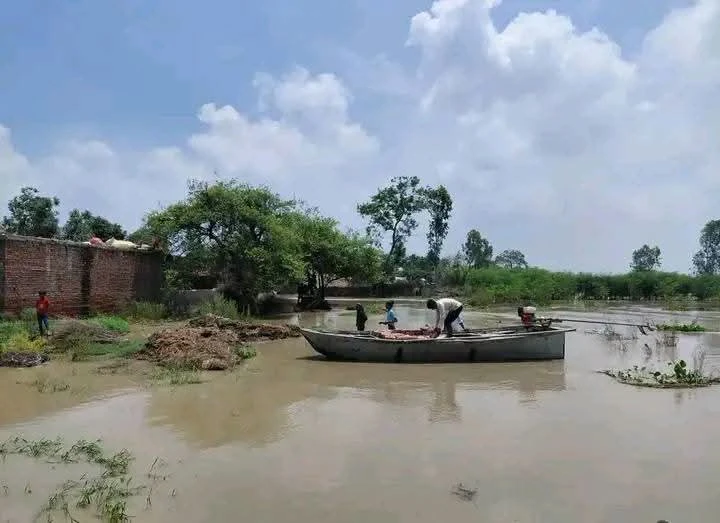 फर्रुखाबाद: गंगा कटान से दिलीप की मड़ैया में तबाही, उजड़ रहे आशियाने