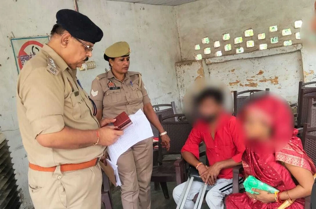 फर्रुखाबाद: दिव्यांग दंपती की मदद के लिए कार्यालय से बाहर आए सीओ अमृतपुर
