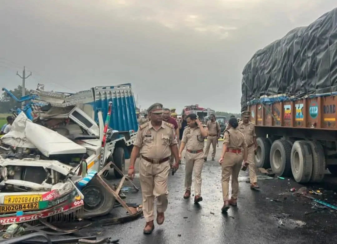 Kasganj news तेज रफ़्तार मैक्स पिकअप ट्रक के पीछे घुसी 06 की मौत 20 घायल 