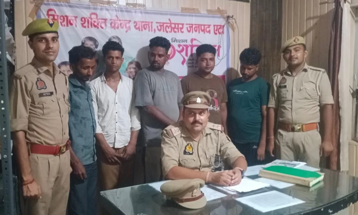 जलेसर पुलिस ने पांच जुआरियों को किया गिरफ्तार, 2,130 रुपये व ताश के पत्ते बरामद