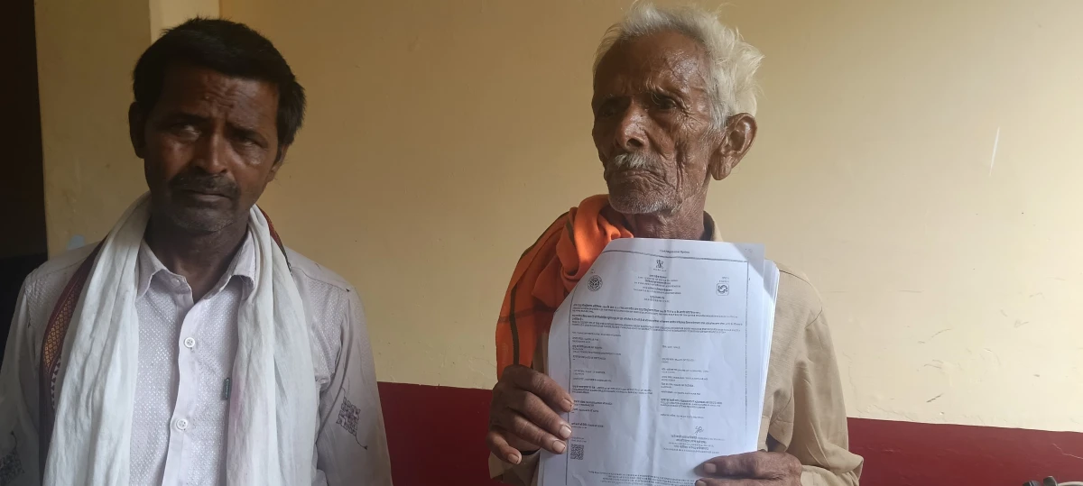 फर्रुखाबाद: जिंदा बुजुर्ग को कागजों में मृत दिखाकर हड़पी जमीन, मचा हड़कंप