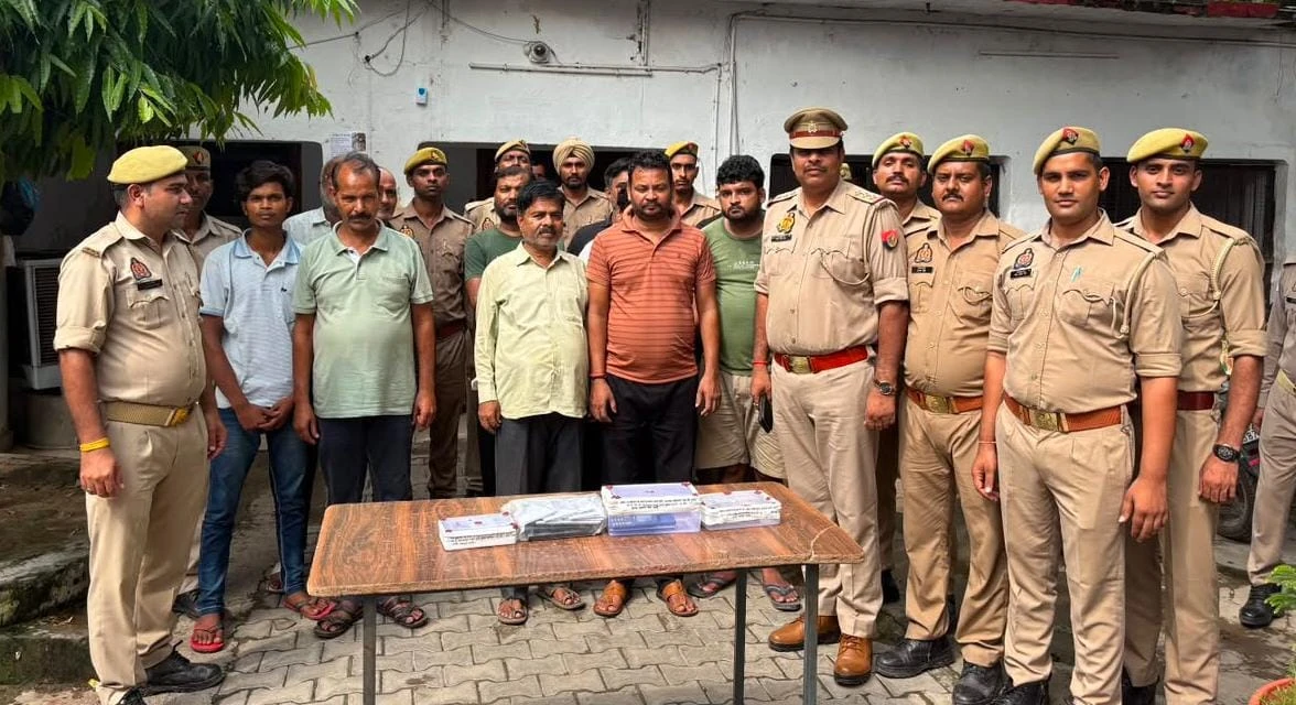 Etah News : जुआ खेलते 11 आरोपी गिरफ्तार, 1.02 लाख रुपये और छह मोबाइल बरामद