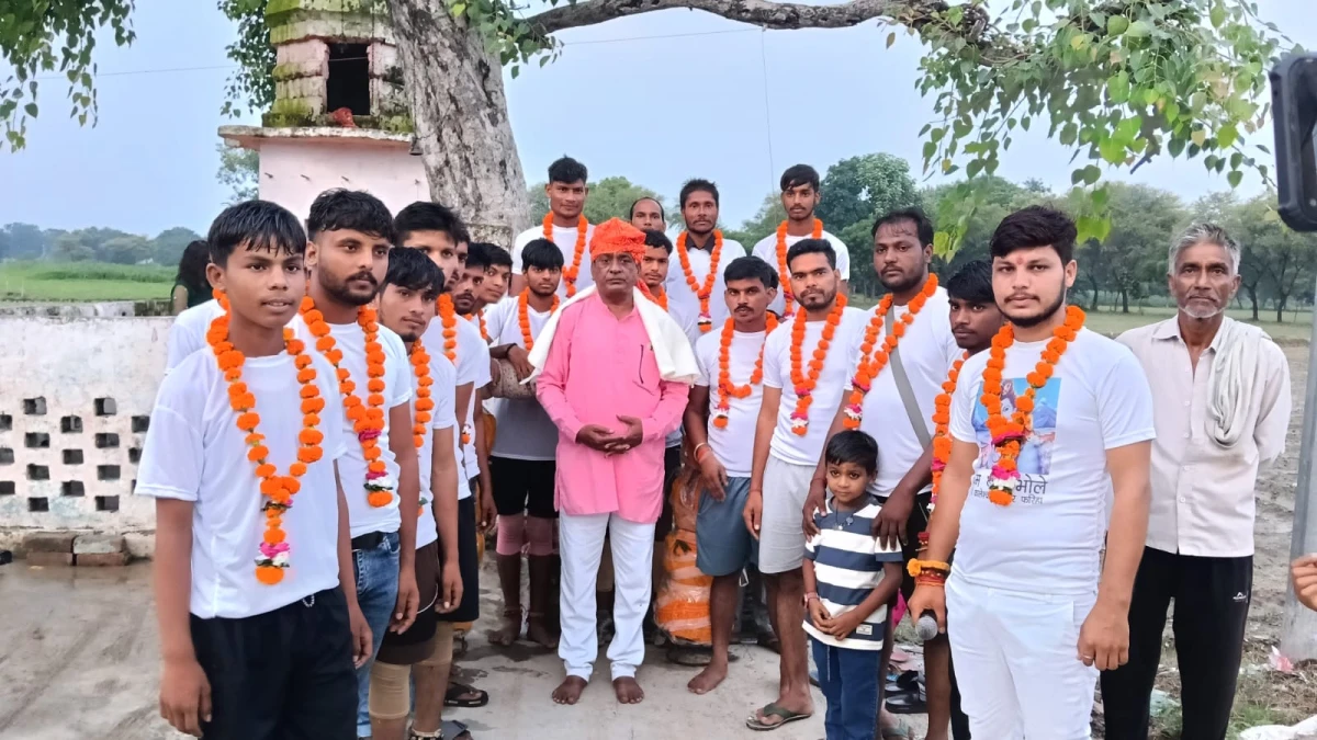 सोरों से 101 लीटर गंगाजल लेकर फरिहा पहुंची भव्य कांवड़ यात्रा, हर-हर महादेव के जयकारों से गूंजा कालेश्वर मंदिर