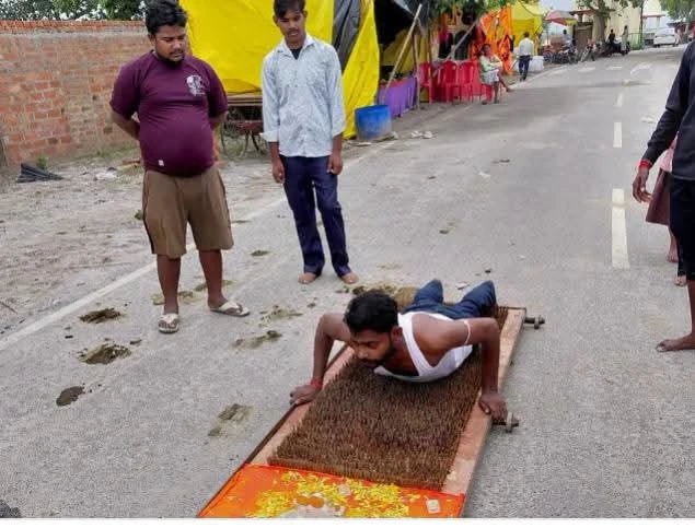 फर्रुखाबाद: 35 किलो कीलों की सेज पर विशेष गुप्ता की 100 किमी दंडवत कांवड़