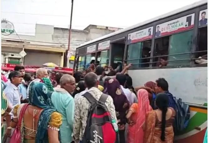 रक्षाबंधन: फर्रुखाबाद में फ्री बस सेवा का लाभ, खिड़कियों से चढ़े यात्री