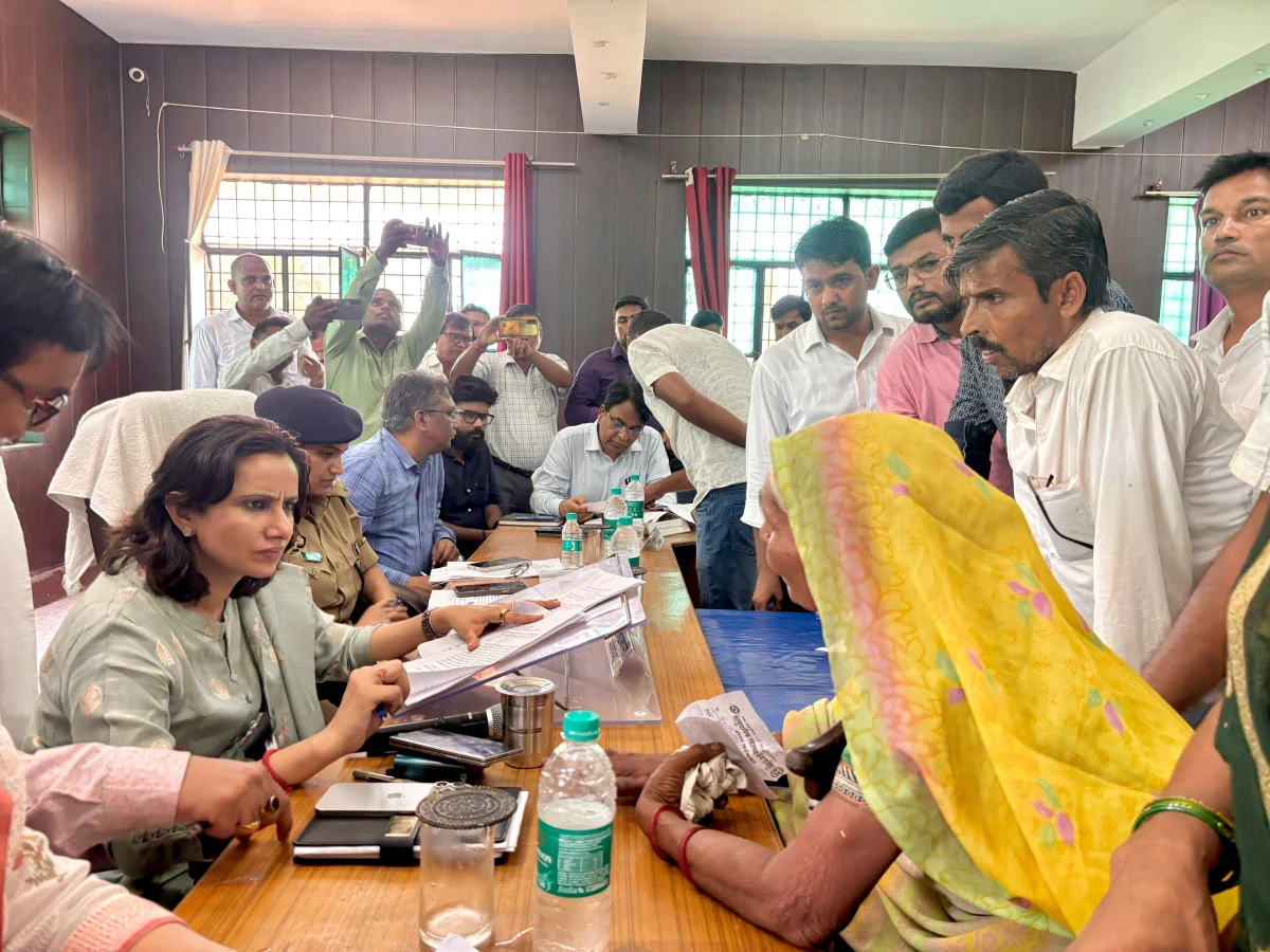 फर्रुखाबाद: समाधान दिवस में 138 फरियादी, डीएम ने अधिकारियों को दी चेतावनी