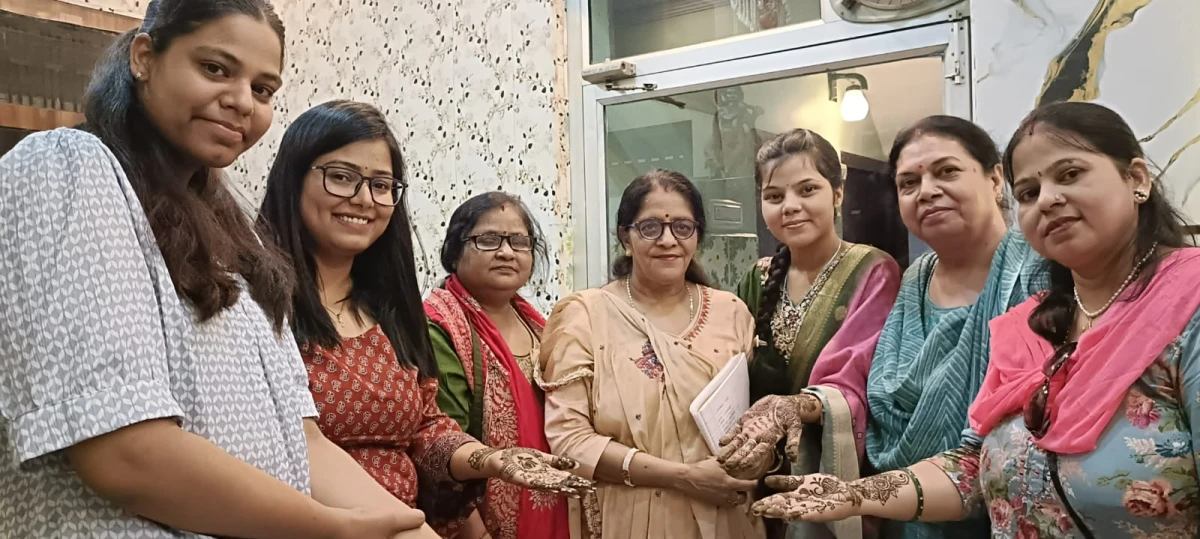 फर्रुखाबाद: कायस्थ सभा द्वारा सावन उत्सव में सजी आरती और मेहंदी प्रतियोगिता