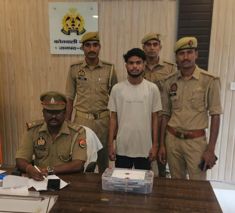 जैथरा पुलिस ने 6 अवैध तमंचों व 2 कारतूस के साथ शातिर अभियुक्त को किया गिरफ्तार