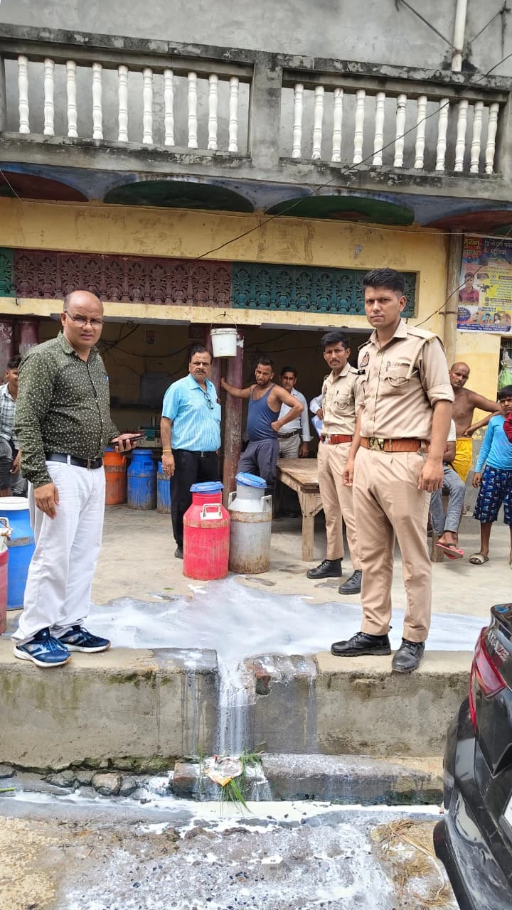Kasganj news मिलावटी दूध की शिकायत पर डेयरी प्रतिष्ठान पर छापेमार कार्रवाई, 100 लीटर मिश्रित दूध नष्ट।
