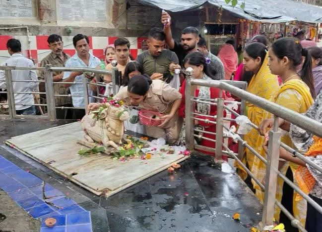 बम-बम भोले' के जयघोष से गूंजा फर्रुखाबाद, सावन के पहले सोमवार पर शिवालयों में उमड़ा आस्था का सैलाब