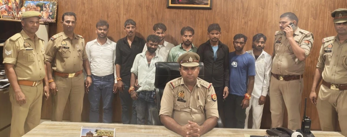 एटा पुलिस की बड़ी कार्रवाई: जलेसर में जुआ खेलते हुए 8 लोग गिरफ्तार
