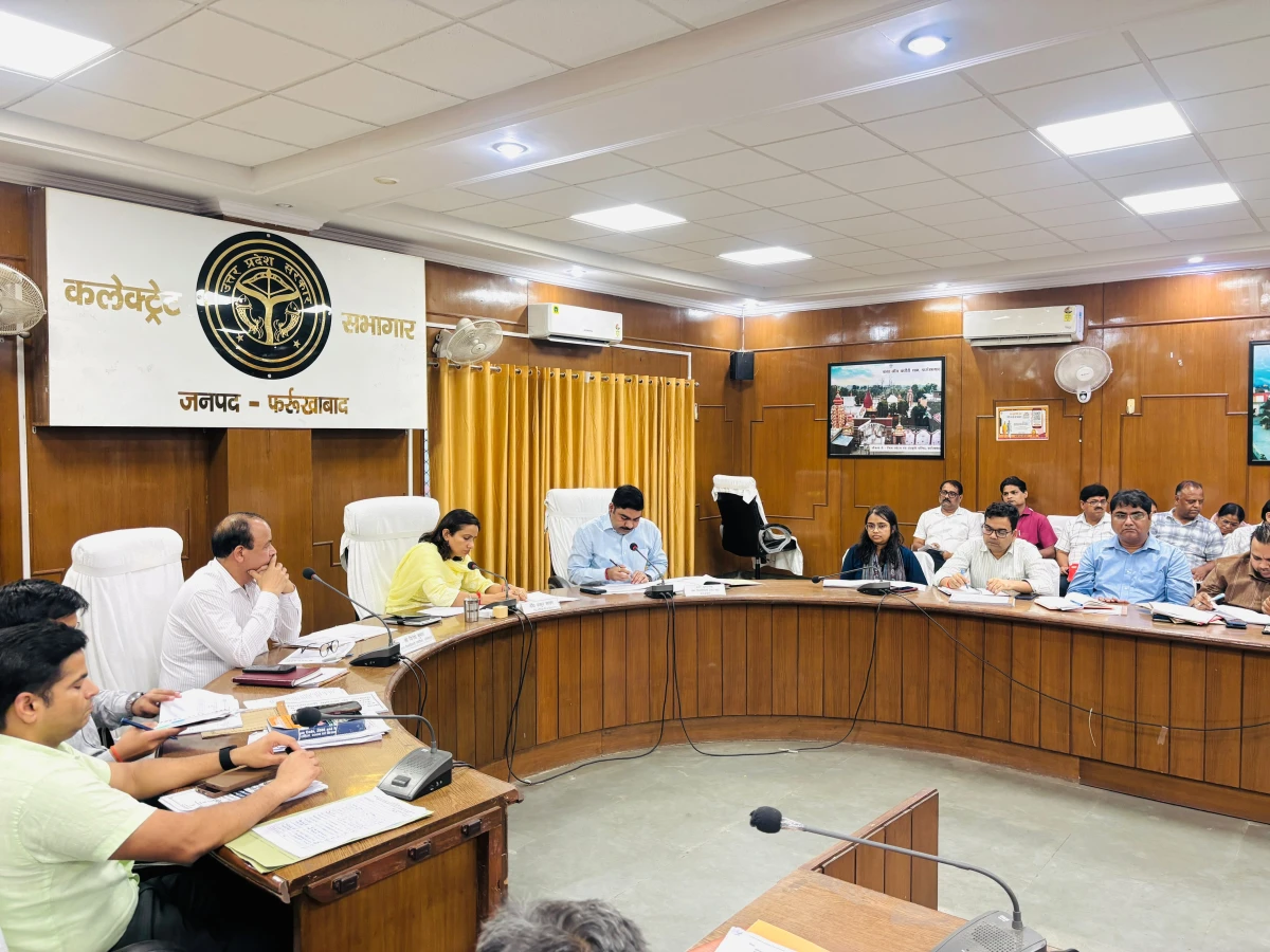 फतेहगढ़: राजस्व मामलों में ढिलाई पर डीएम सख्त, लंबित कार्यों के लिए निर्देश