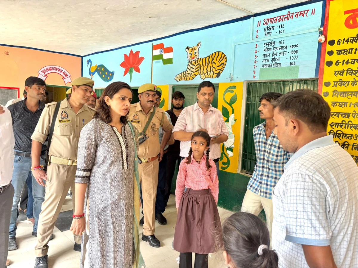 फर्रुखाबाद: महोलिया प्राथमिक विद्यालय में औचक निरीक्षण, बदहाल व्यवस्था पर डीएम सख्त
