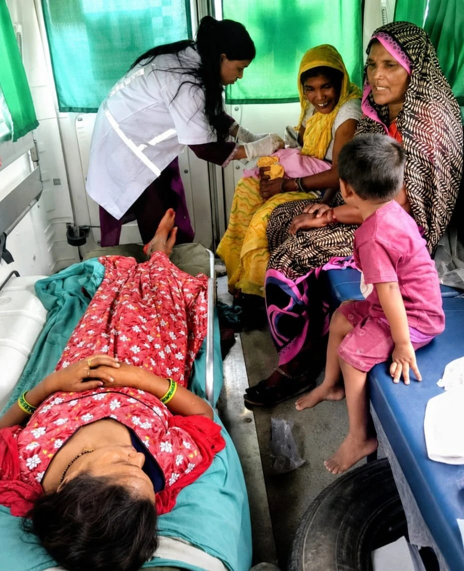 एम्बुलेंस में गूंजी नवजात की किलकारी, ईएमटी की सूझबूझ से हुआ सुरक्षित प्रसव