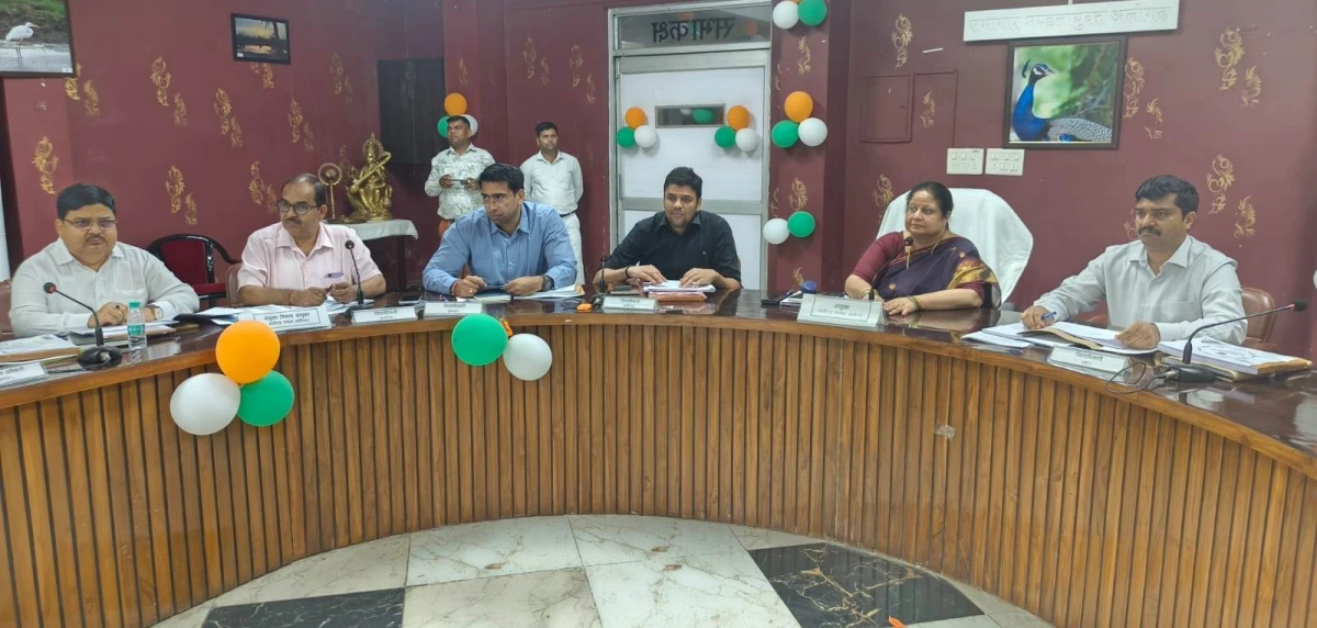 अलीगढ़ मंडल में विकास कार्यों की समीक्षा: आयुक्त के कड़े निर्देश