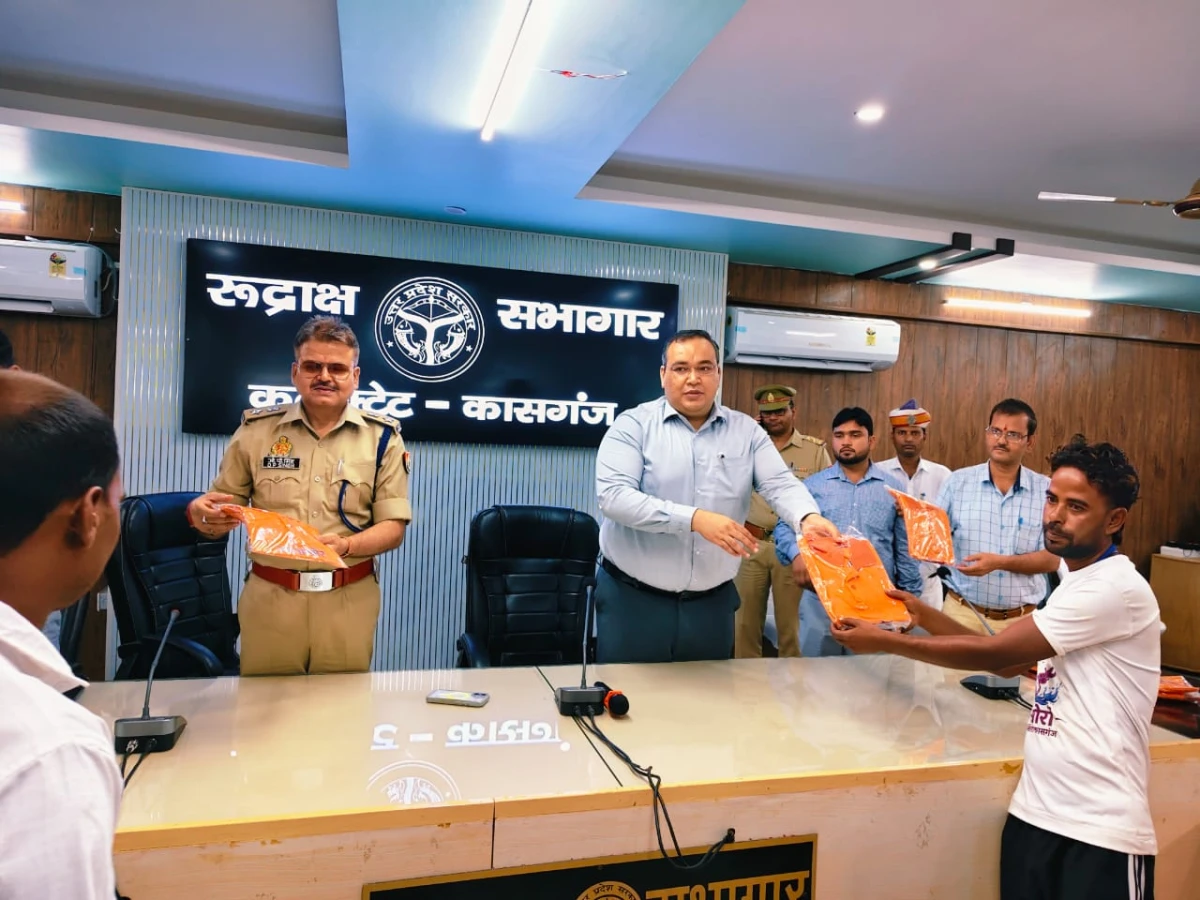 Kasganj news डीएम व एसपी ने गोताखोरों को वितरित की टी-शर्ट, कांवड़ यात्रा में होगी आसान पहचान।