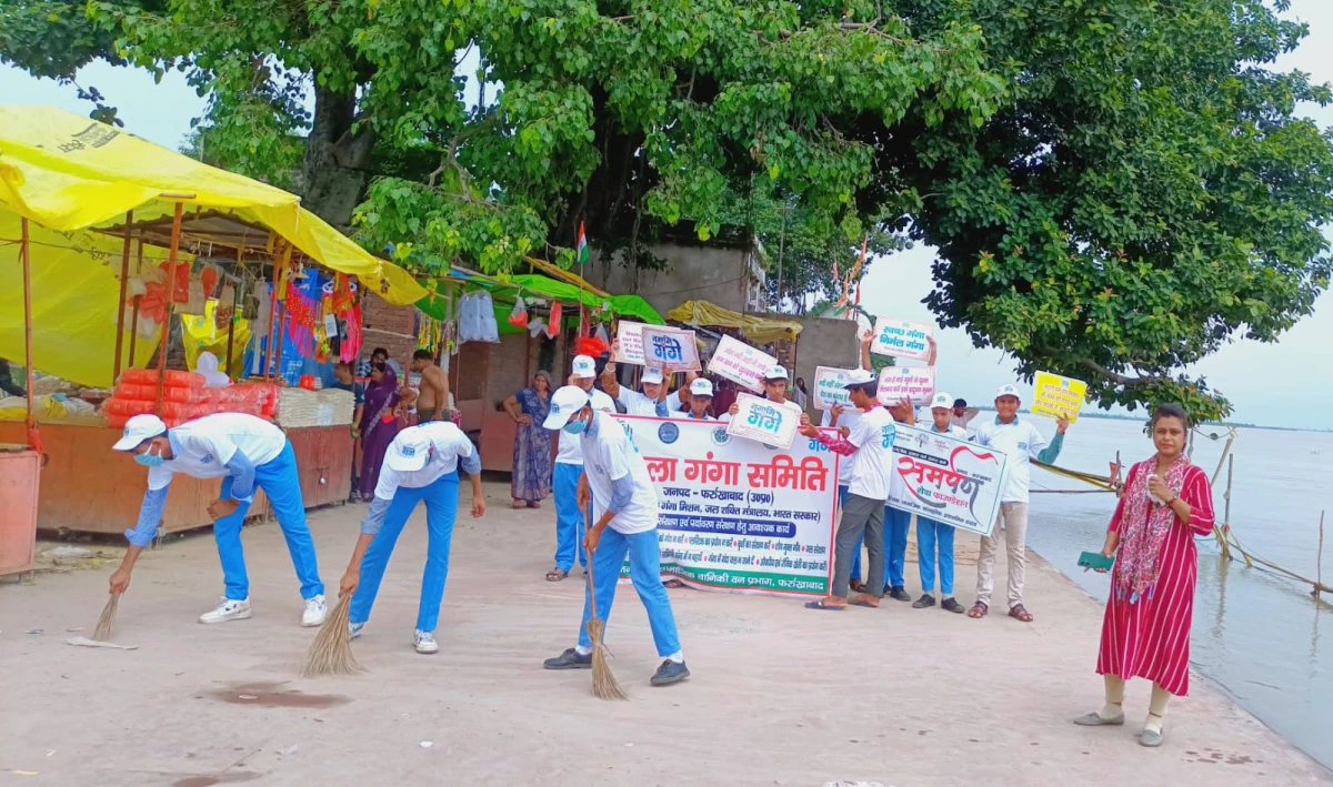 फर्रुखाबाद: सावन में गंगा घाट पर सफाई का महाअभियान, श्रद्धालुओं ने ली स्वच्छता की शपथ