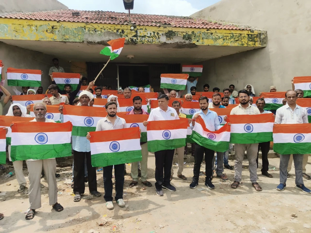 एटा: हर घर तिरंगा अभियान में किसानों की भागीदारी, वितरित हुए तिरंगे