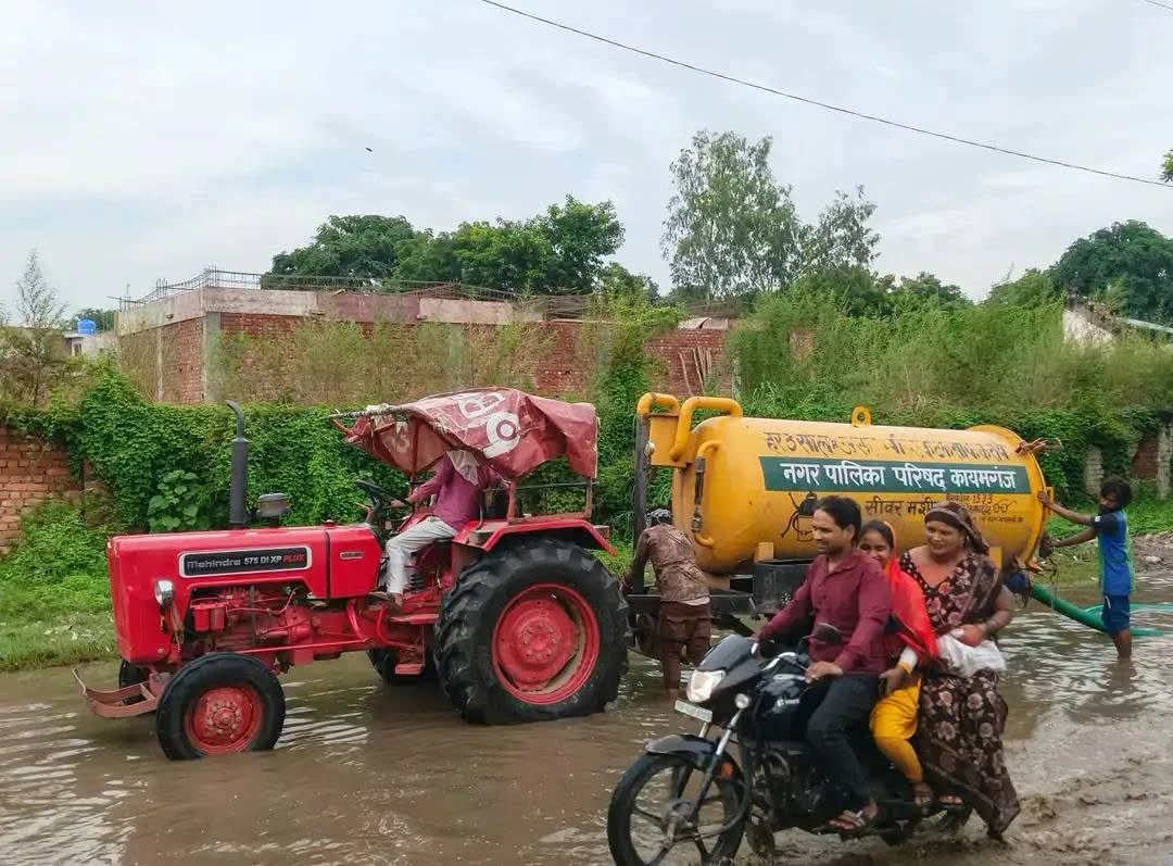 कायमगंज नगर पालिका की खुली पोल: बारिश में सड़क बनी तालाब, मशीन लगाकर निकाला पानी