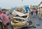 Kasganj News : मैक्स पिकअप और ट्रक की आमने-सामने टक्कर, तीन की मौत, बीस घायल