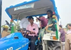 फर्रुखाबाद में बाढ़ का कहर: ट्रैक्टर से गांव पहुंचीं जिलाधिकारी, सुनी समस्याएं