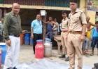 Kasganj news मिलावटी दूध की शिकायत पर डेयरी प्रतिष्ठान पर छापेमार कार्रवाई, 100 लीटर मिश्रित दूध नष्ट।