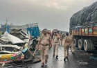 Kasganj news तेज रफ़्तार मैक्स पिकअप ट्रक के पीछे घुसी 06 की मौत 20 घायल 