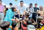 फर्रुखाबाद बाढ़: डीएम डॉ. अंकुर लाठर ने लिया जायजा, पीड़ितों को पक्का घर देने का वादा