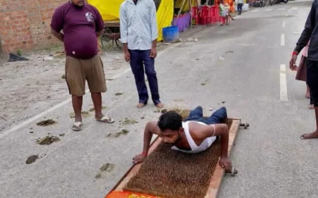 फर्रुखाबाद: 35 किलो कीलों की सेज पर विशेष गुप्ता की 100 किमी दंडवत कांवड़