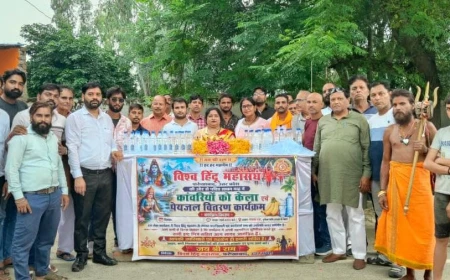 विश्व हिंदू महासंघ ने कांवरियों पर की पुष्पवर्षा, फल व पेयजल वितरित कर किया भव्य स्वागत