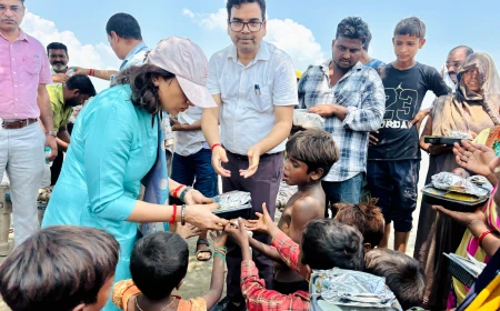फर्रुखाबाद बाढ़: डीएम डॉ. अंकुर लाठर ने लिया जायजा, पीड़ितों को पक्का घर देने का वादा