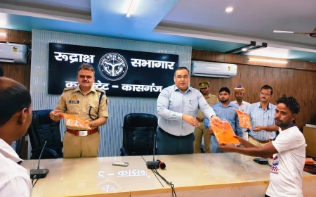 Kasganj news डीएम व एसपी ने गोताखोरों को वितरित की टी-शर्ट, कांवड़ यात्रा में होगी आसान पहचान।