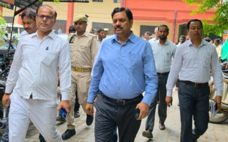 भोगांव तहसील निरीक्षण: डीएम ने खामियों पर लगाई फटकार, दिए सुधार के निर्देश