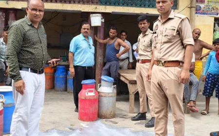 Kasganj news मिलावटी दूध की शिकायत पर डेयरी प्रतिष्ठान पर छापेमार कार्रवाई, 100 लीटर मिश्रित दूध नष्ट।