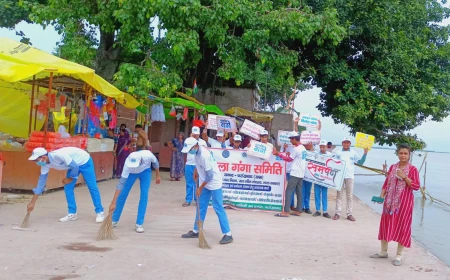 फर्रुखाबाद: सावन में गंगा घाट पर सफाई का महाअभियान, श्रद्धालुओं ने ली स्वच्छता की शपथ